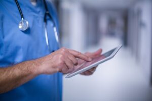 médico organizando a gestão hospitalar