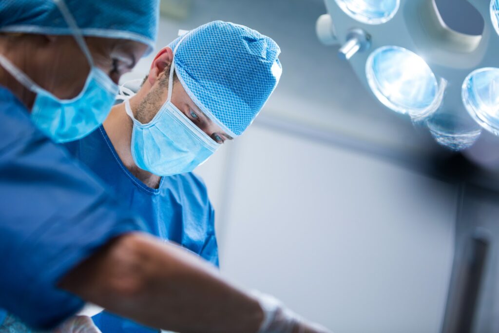 médicos no centro cirúrgico aplicando anestesia